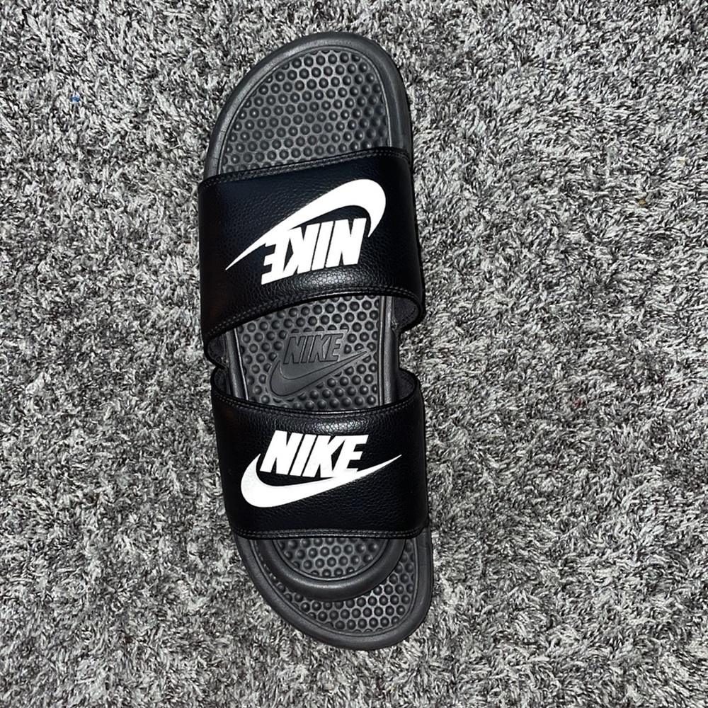 Black Nike slides - Picture 3 of 3
